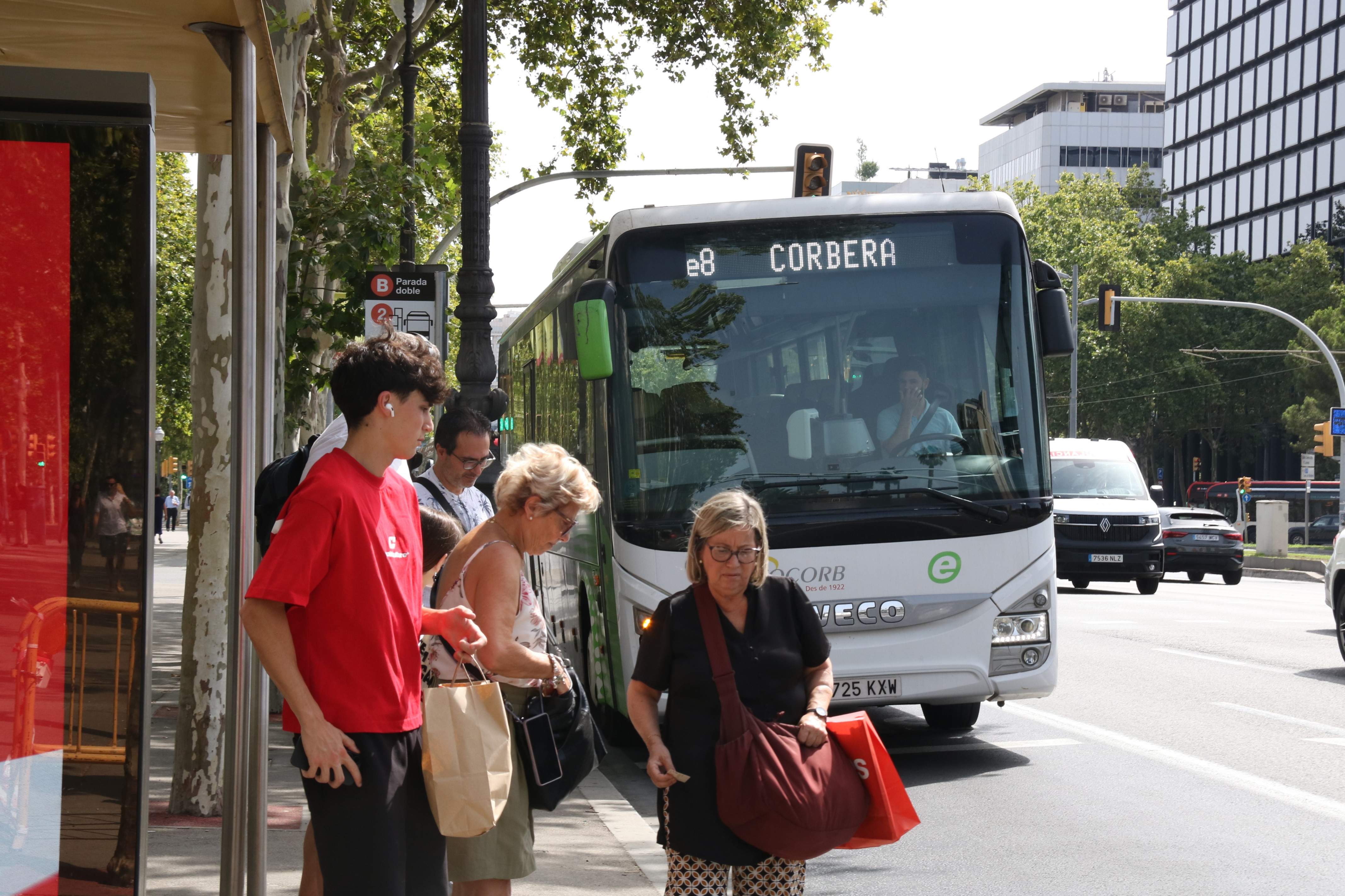 Barcelona augmenta les parades de bus interurbà a la Zona Universitària, amb 30.000 usuaris diaris