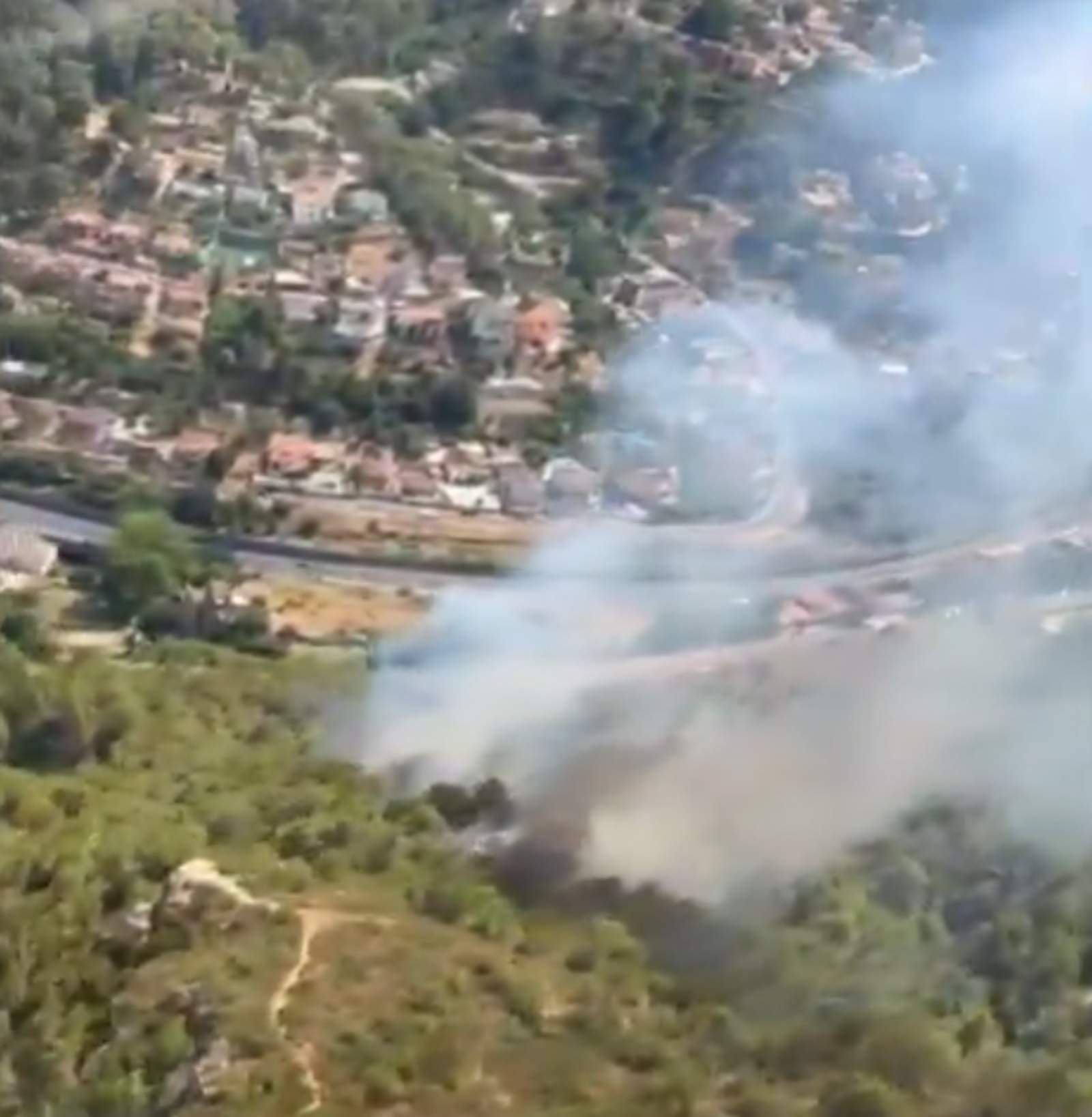 Confinades dues urbanitzacions a Cervelló per l'incendi forestal que crema fora de control