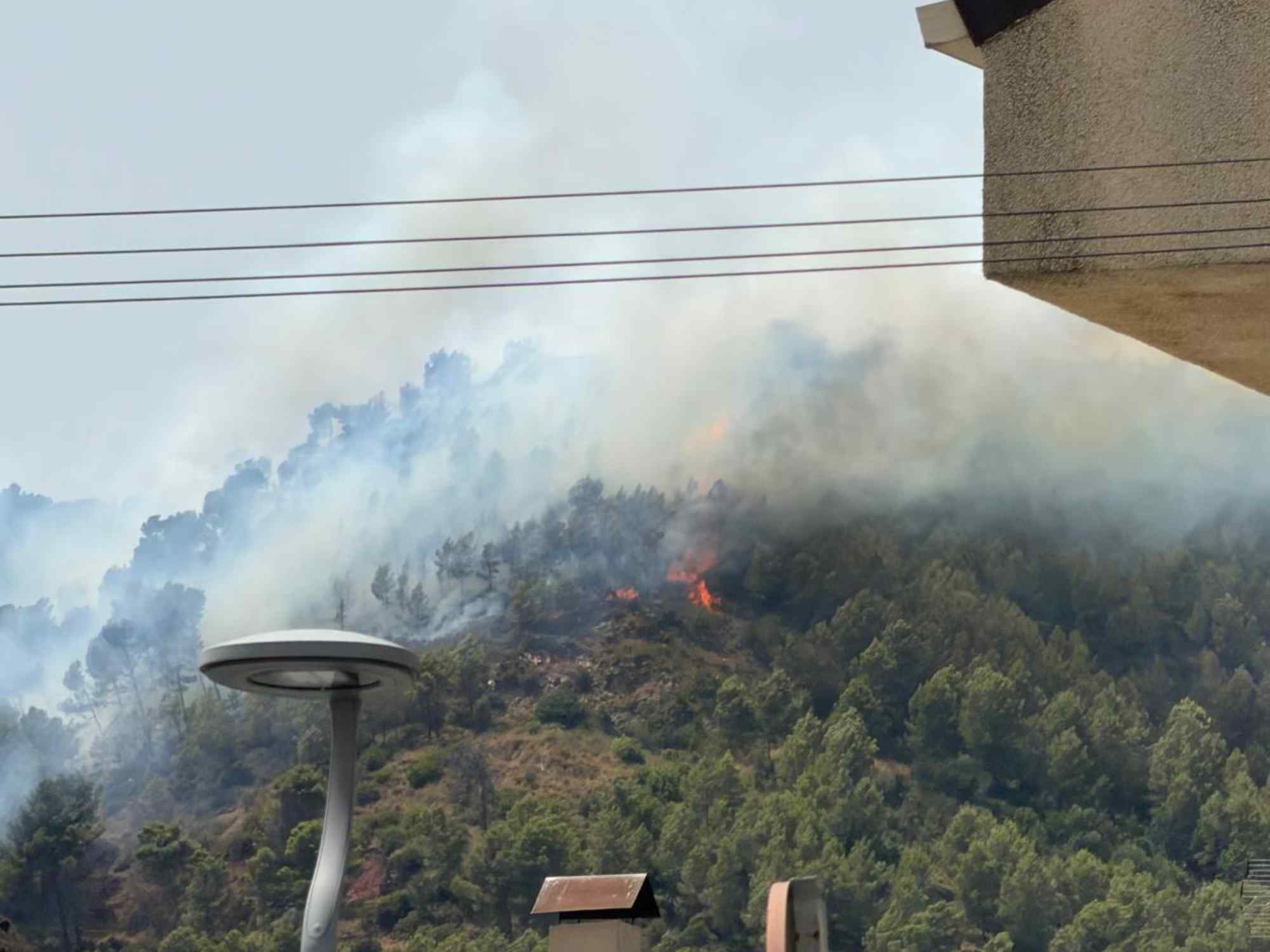 Confinades dues urbanitzacions a Cervelló per l'incendi forestal que crema fora de control