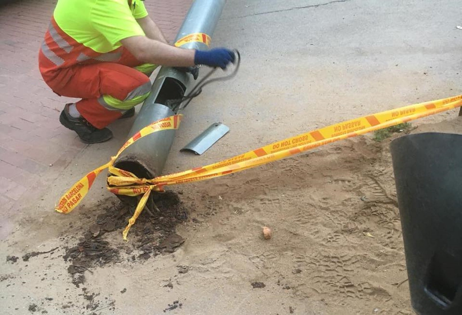 Denunciará el Ayuntamiento de Barcelona al caerle encima una farola y romperle la pierna