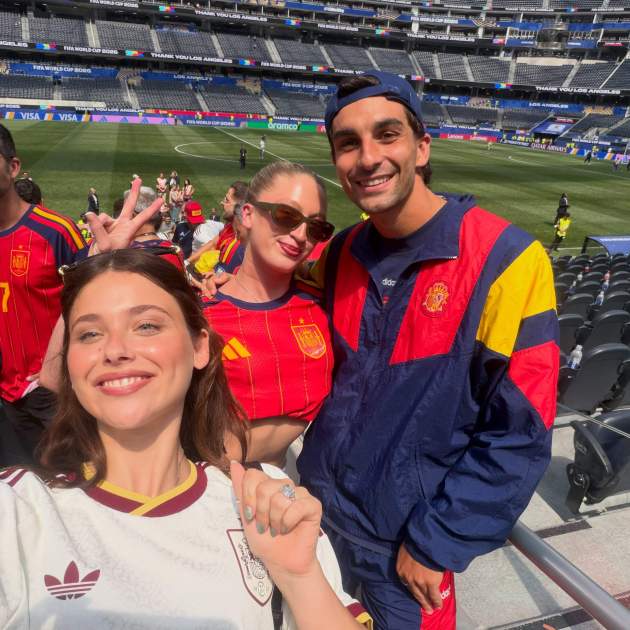 El selfie de Nicole Wallace amb una amiga i Ferran Torres que ha incendiat la xarxa / Instagram El selfie de Nicole Wallace amb una amiga i Ferran Torres que ha incendiat la xarxa / Instagram