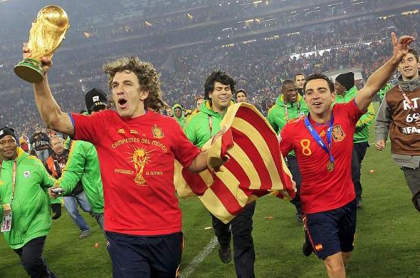Puyol i Xavi lluint la senyera després de guanyar la Copa del Món Puyol i Xavi lluint la senyera després de guanyar la Copa del Món