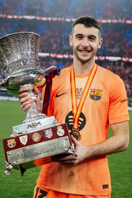 Joan Garcia amb la Supercopa / Instagram Joan Garcia amb la Supercopa / Instagram