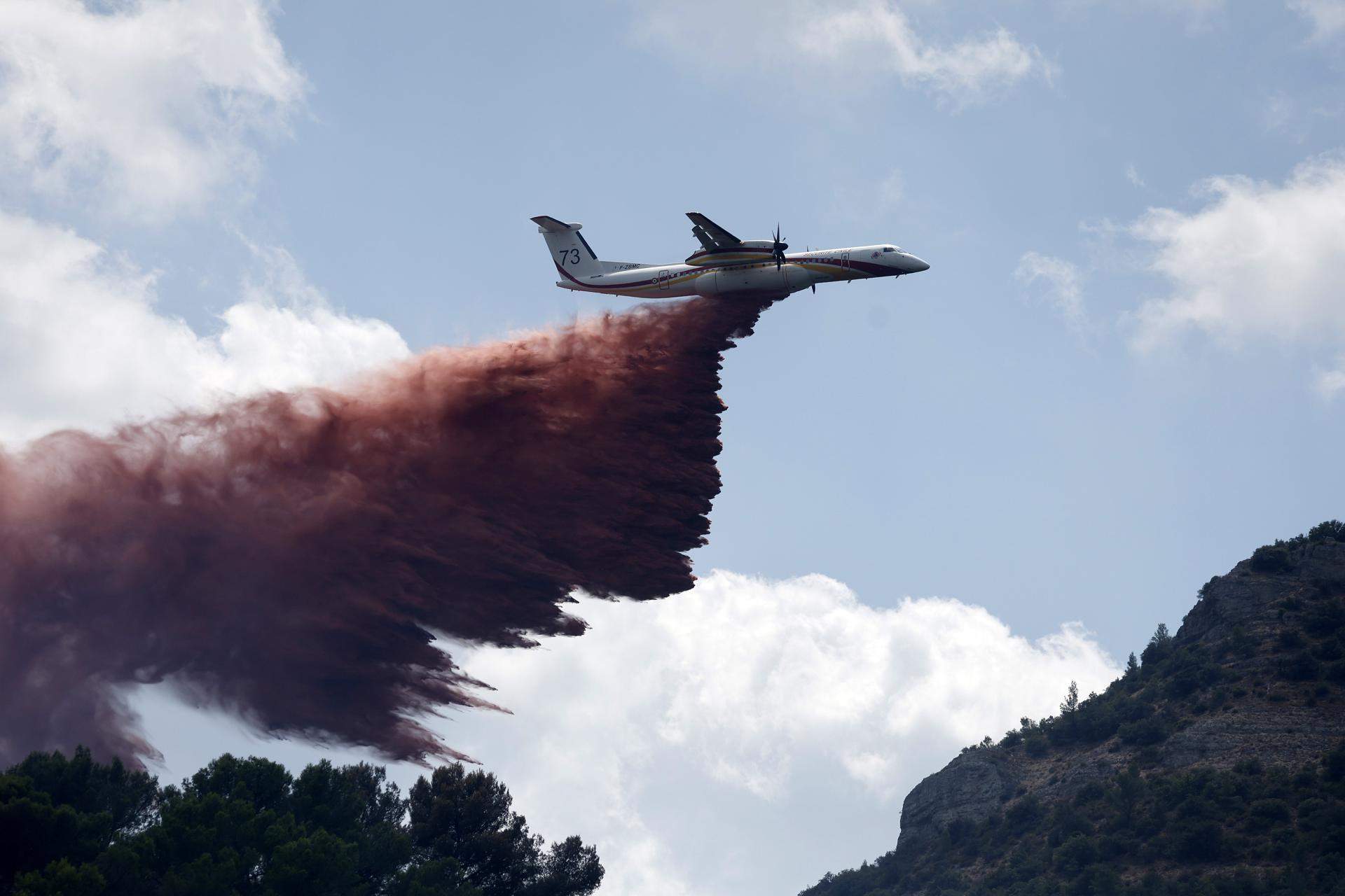 Un incendio sin control arrasa el suroeste de Francia y fuerza la evacuación masiva de miles de personas