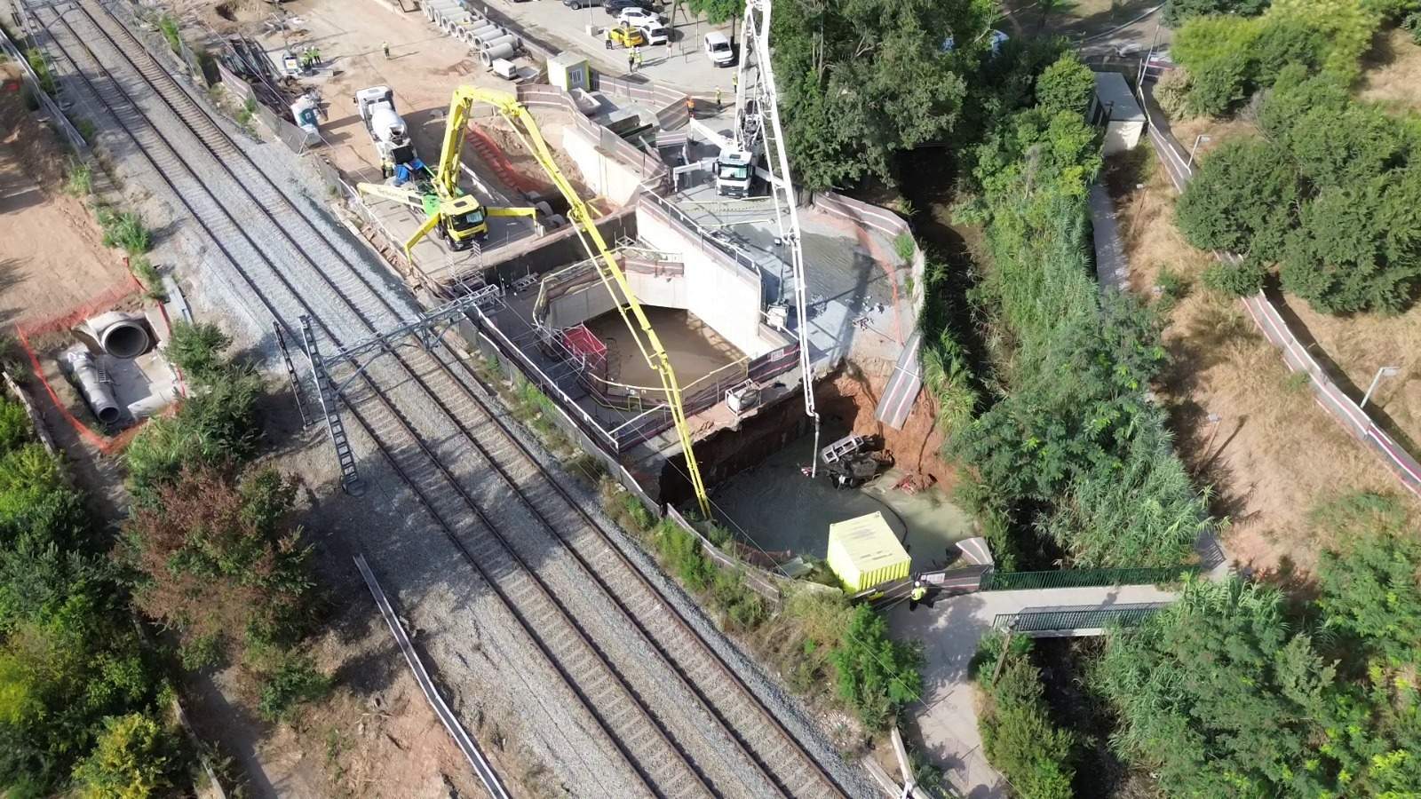 Adif assegura que l'esvoranc de Montcada no suposa "cap risc", però no posa data per reprendre el servei