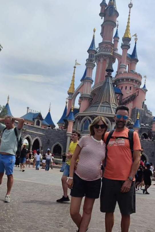 Maria Moya, embarassadíssima, amb la seva parella a EuroDisney IG Maria Moya, embarassadíssima, amb la seva parella a EuroDisney IG