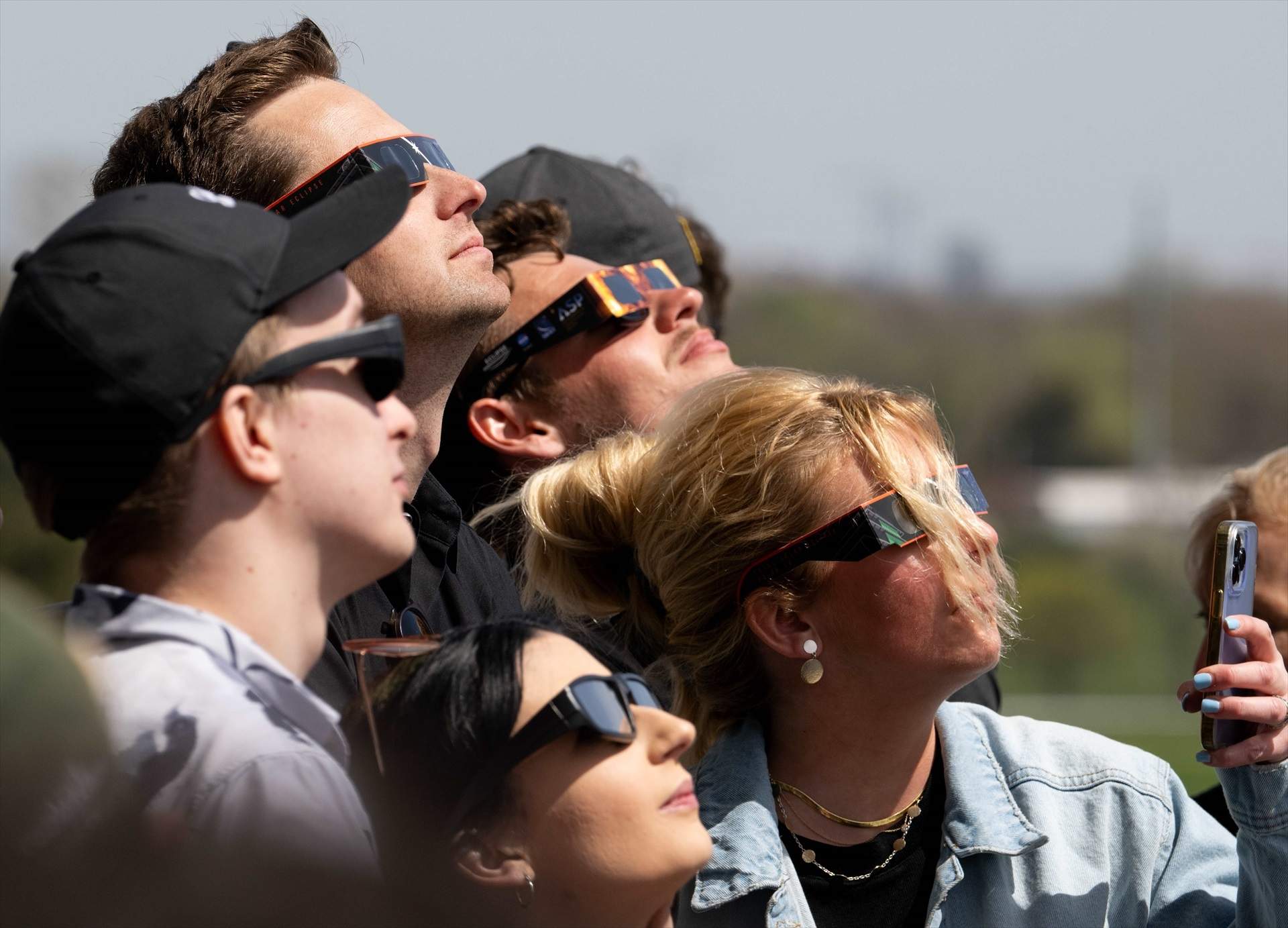 Dispositivo especial para el eclipse solar total en Catalunya: el Govern distribuirá 150.000 gafas gratuitas