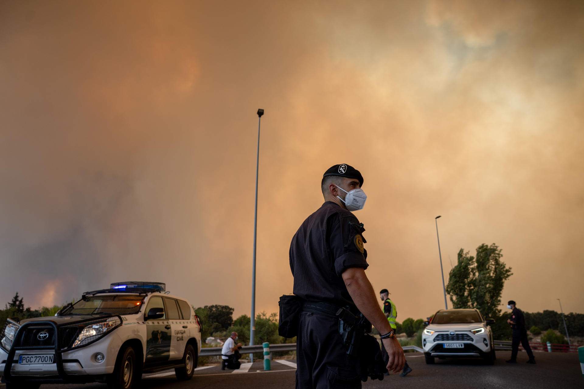 El foc continua fora de control a Madrid i força el desallotjament o confinament de 40.000 persones
