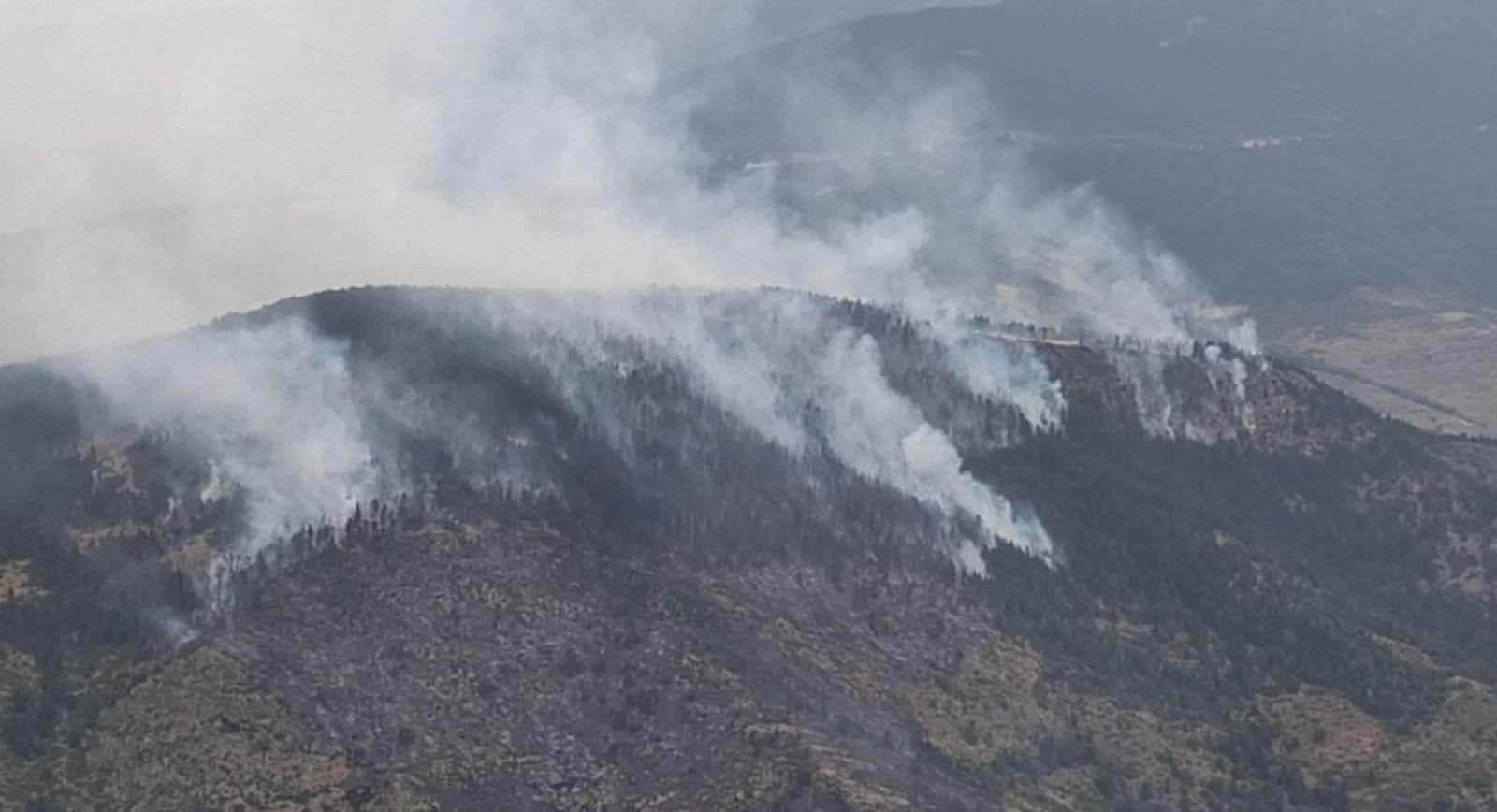 Los Bombers esperan una larga noche para apagar un incendio que quema sin control en Farrera
