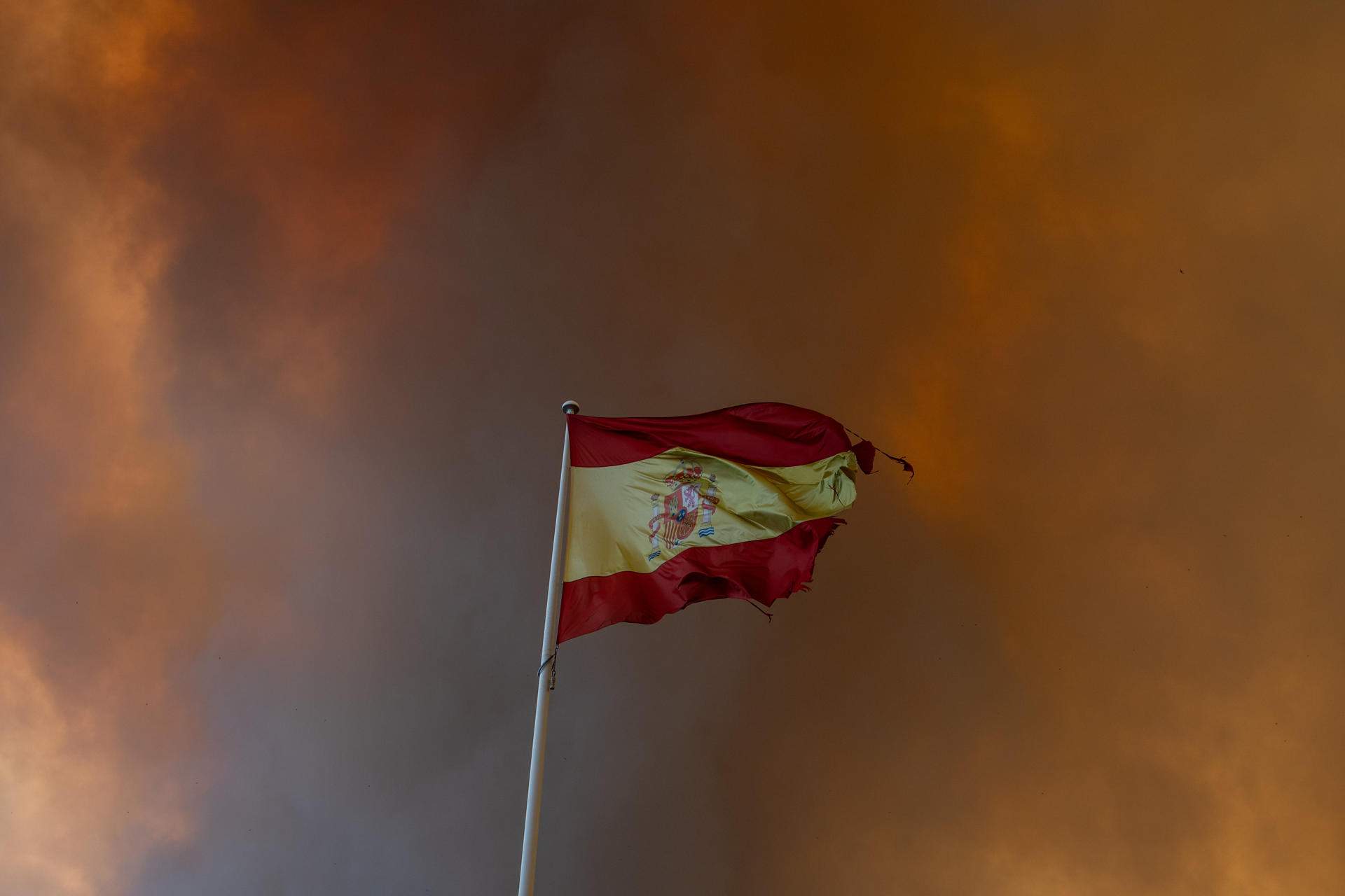 El foc ho crema gairebé tot a les portades... excepte el silenci a Madrid sobre l'amnistia