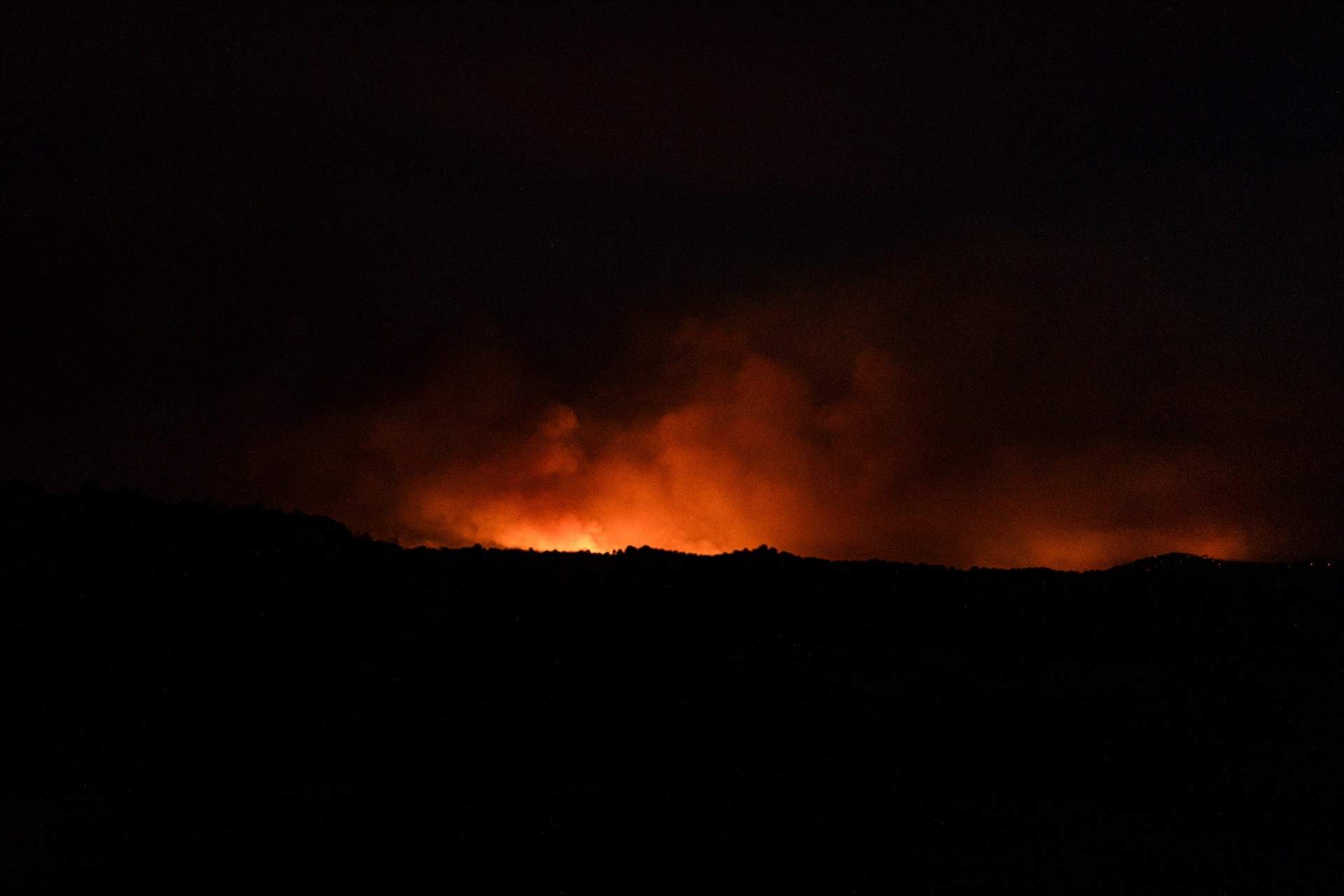 Segueixen descontrolats els focs a Àvila i Madrid amb l'esperança posada en un canvi en el temps