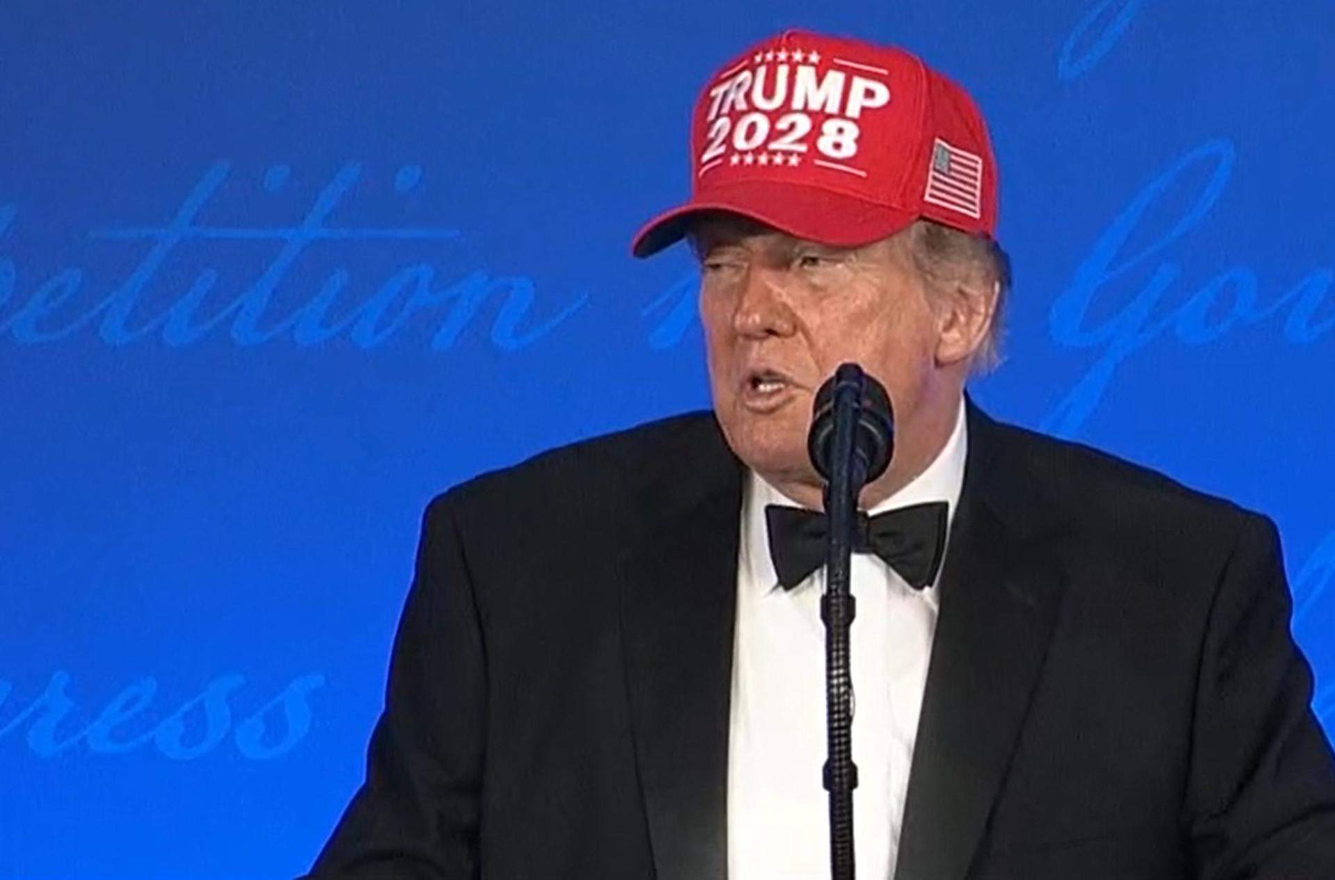 Trump convierte la cena de corresponsales en un mitin de insultos, burlas y bromas y se ve presidente en 2028