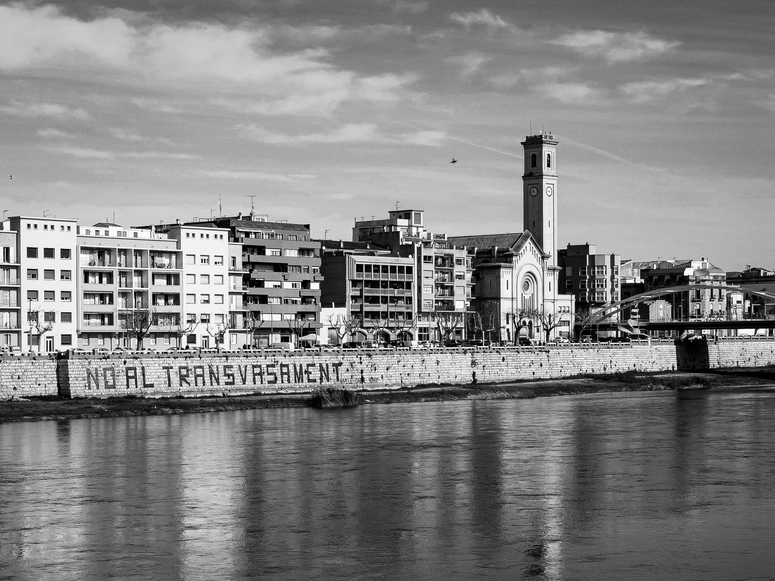 Detràs lo riu, la vida bella