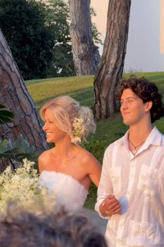 Susanna Griso arribant a la boda amb el seu fill Jan / Instagram
