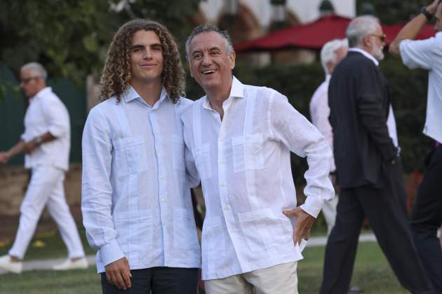 Roberto Brasero amb el seu fill Íñigo per la boda de Susanna Griso / Gtres
