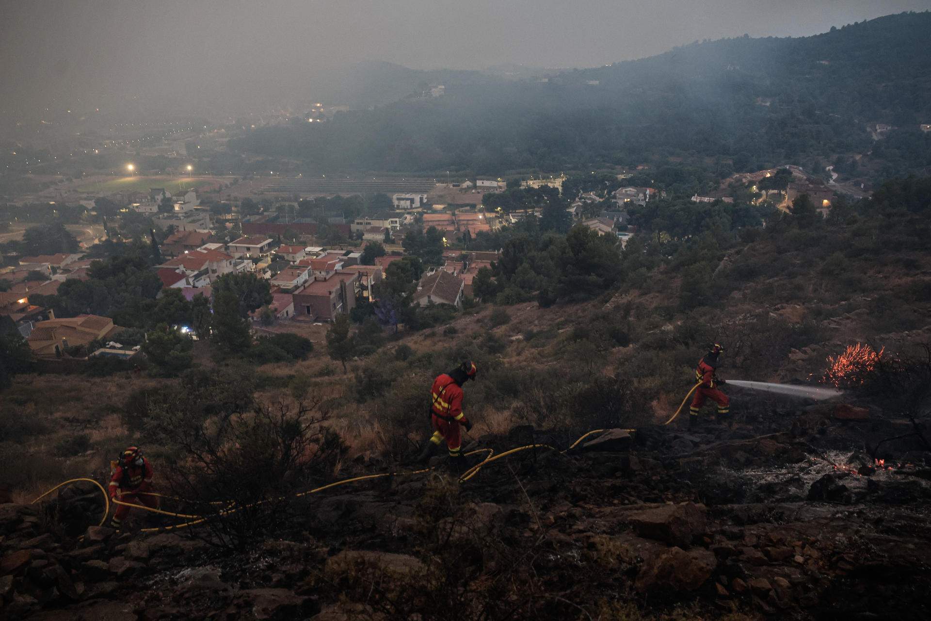L'incendi de la Vall d'Uixó continua cremant després de "la pitjor nit de la nostra història"