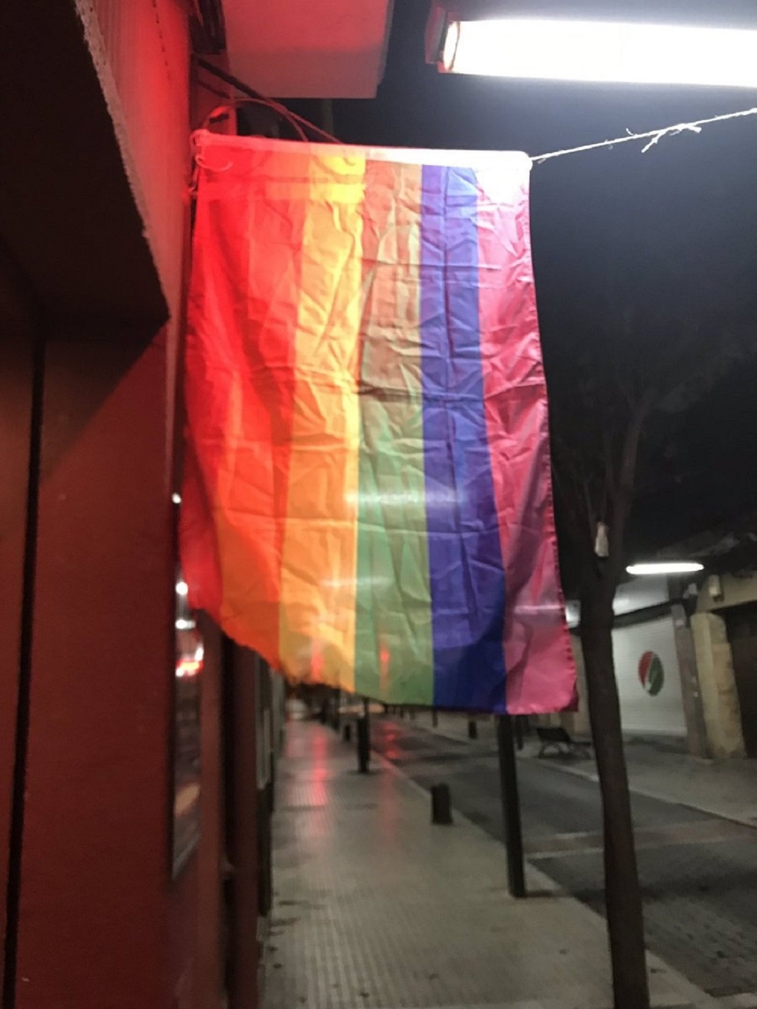 La CUP respon a una crema de banderes LGTBI d'una festa de Terrassa