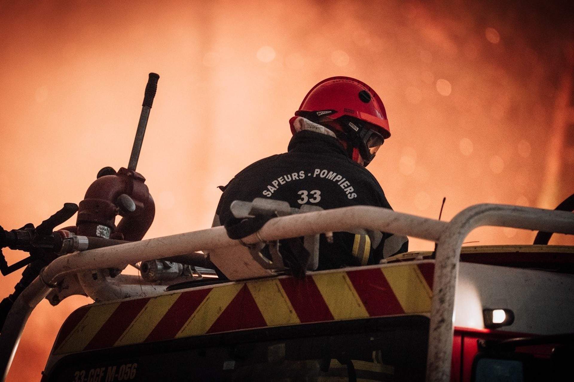 França, desbordada pels incendis: el foc de Gironda continua avançant i amenaça Bordeus