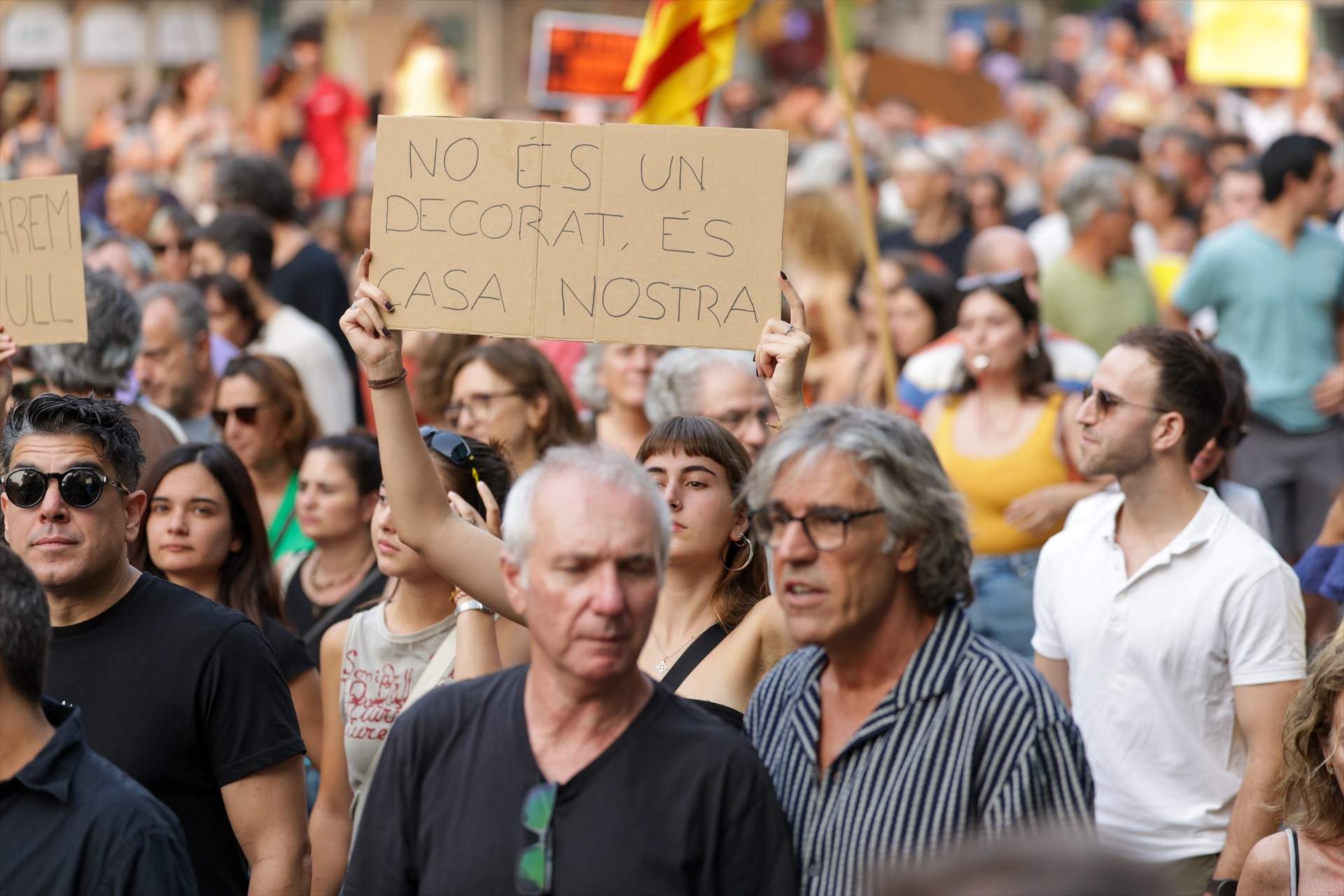 Milers de persones clamen a Mallorca contra la massificació turística a l'illa: "No és un decorat"