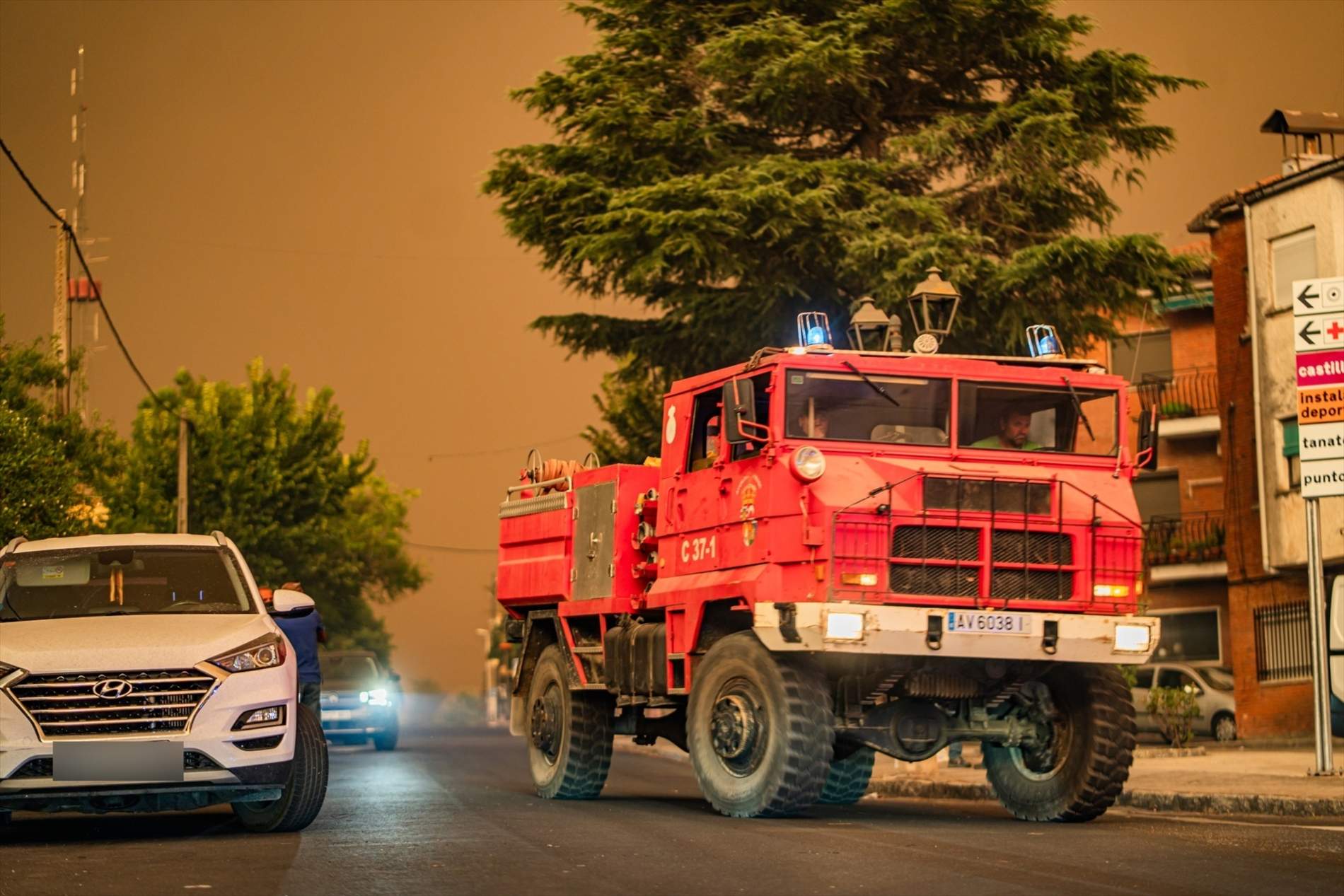 El incendio que quema Madrid y Ávila da un respiro: algunos de los vecinos desalojados podrán volver a casa
