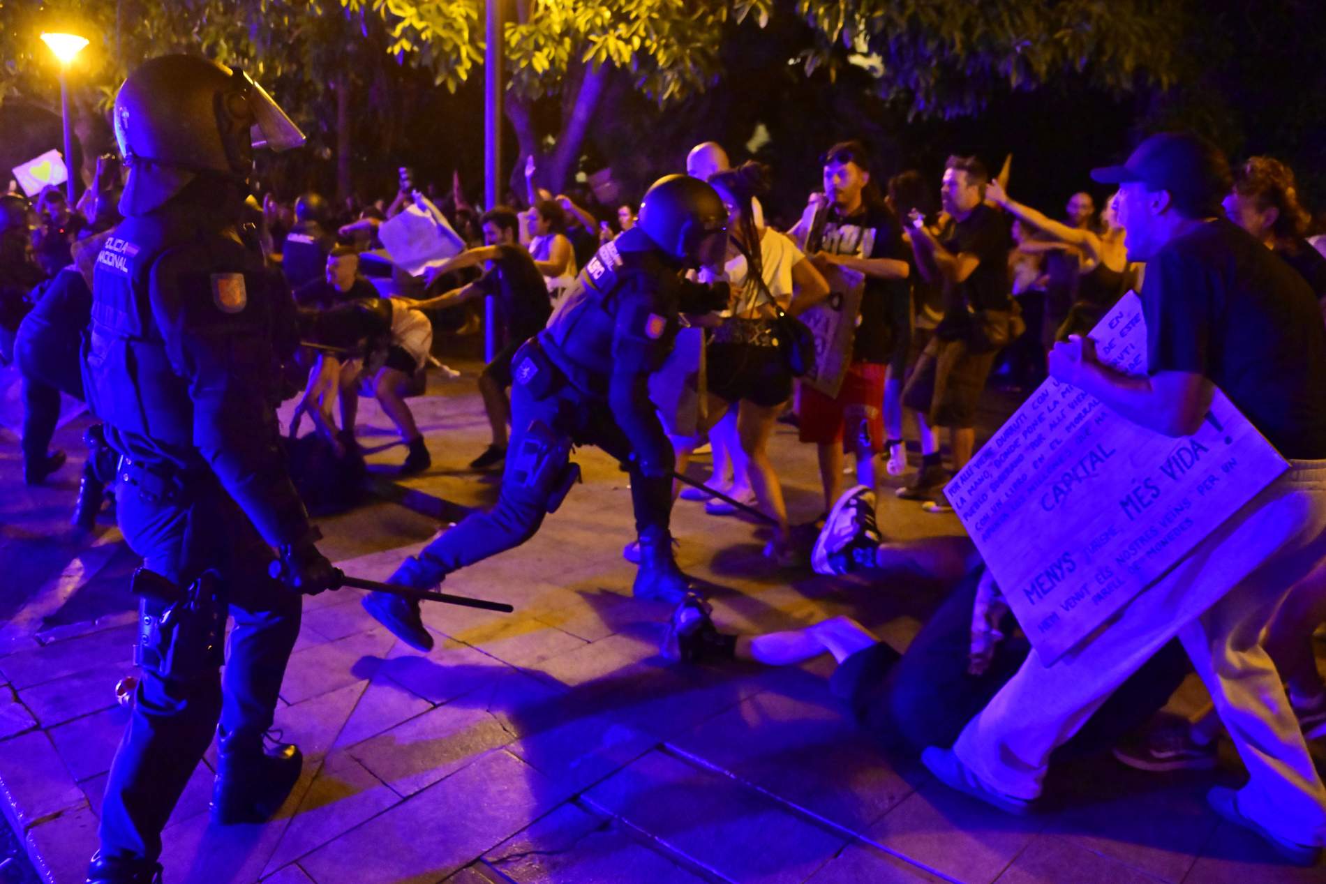 La Policia Nacional rebenta la marxa contra el turisme massiu a Mallorca: càrregues, ferits i crisi política