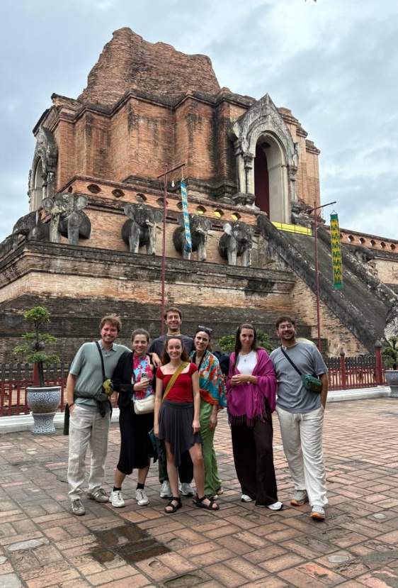 Abraham Orriols, Juliana Canet, Guillem Estadella y compañía, en Tailandia IG