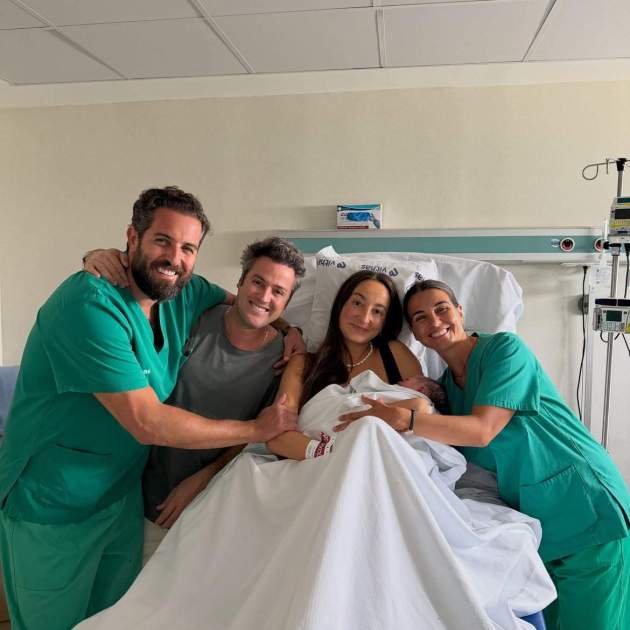 Lucía Pombo i Álvaro López amb la petita Lola en braços / Instagram