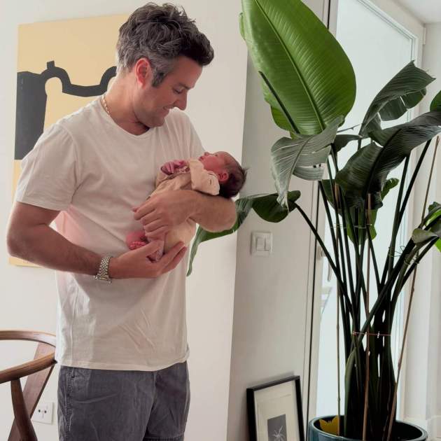 Álvaro López Huerta amb la seva filla Lola en braços / Instagram