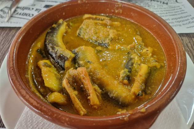 Anguila con jugo del restaurante Estany Casa de Fusta. / Foto: Esmorzarsdeforquilla.cat