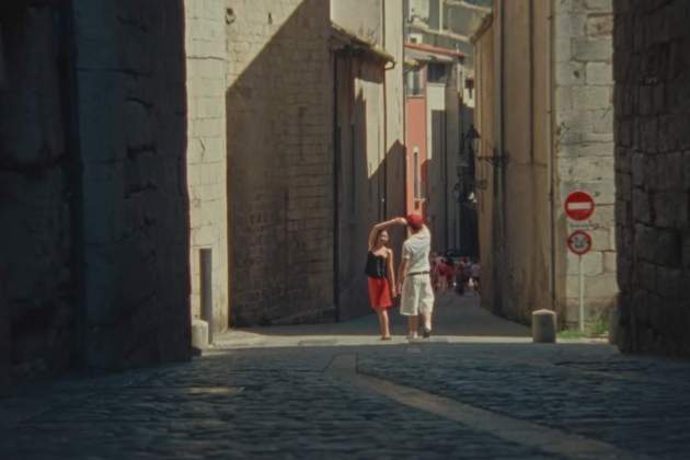 Jennie al videoclip 'Less than a lover' gravat a Girona / YouTube