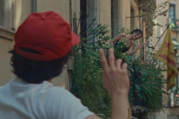 Jennie mostrant una estelada al videoclip 'Less than a lover' a Girona   YouTube