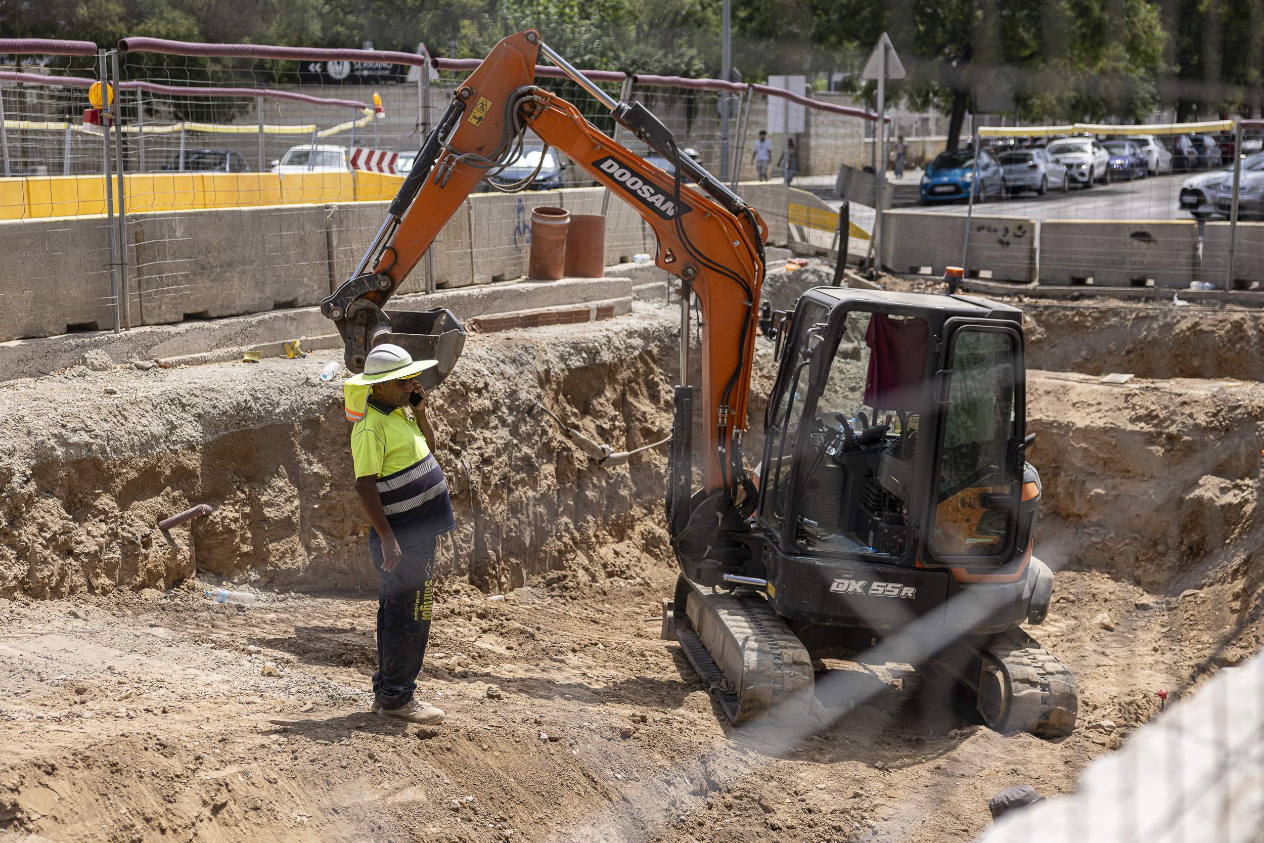 Collboni acuerda con UGT y CCOO la construcción de 1.500 pisos públicos en Barcelona
