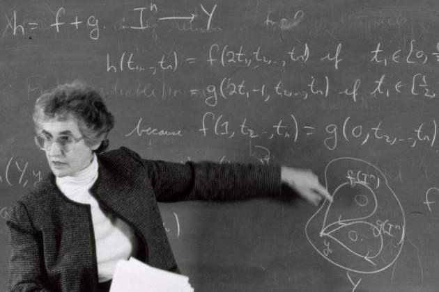 Joan Birman exponiendo clases en 1985