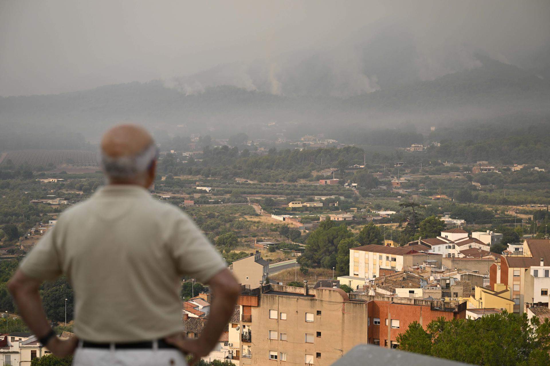 Aixecat el confinament a la Vall d'Uixó: el foc avança i ja ha cremat més de 8.500 hectàrees