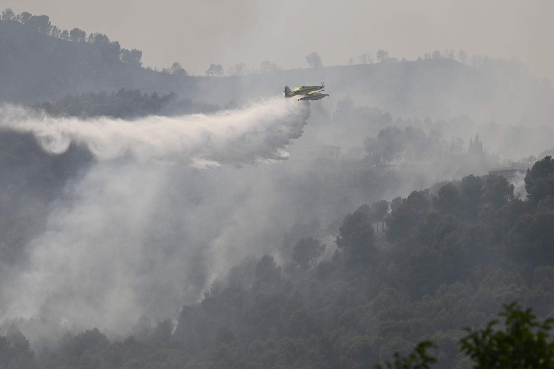 Mitjans aeris treballant aquest dilluns en l'incendi de la Vall d'Uixó Castelló / Foto: Efe