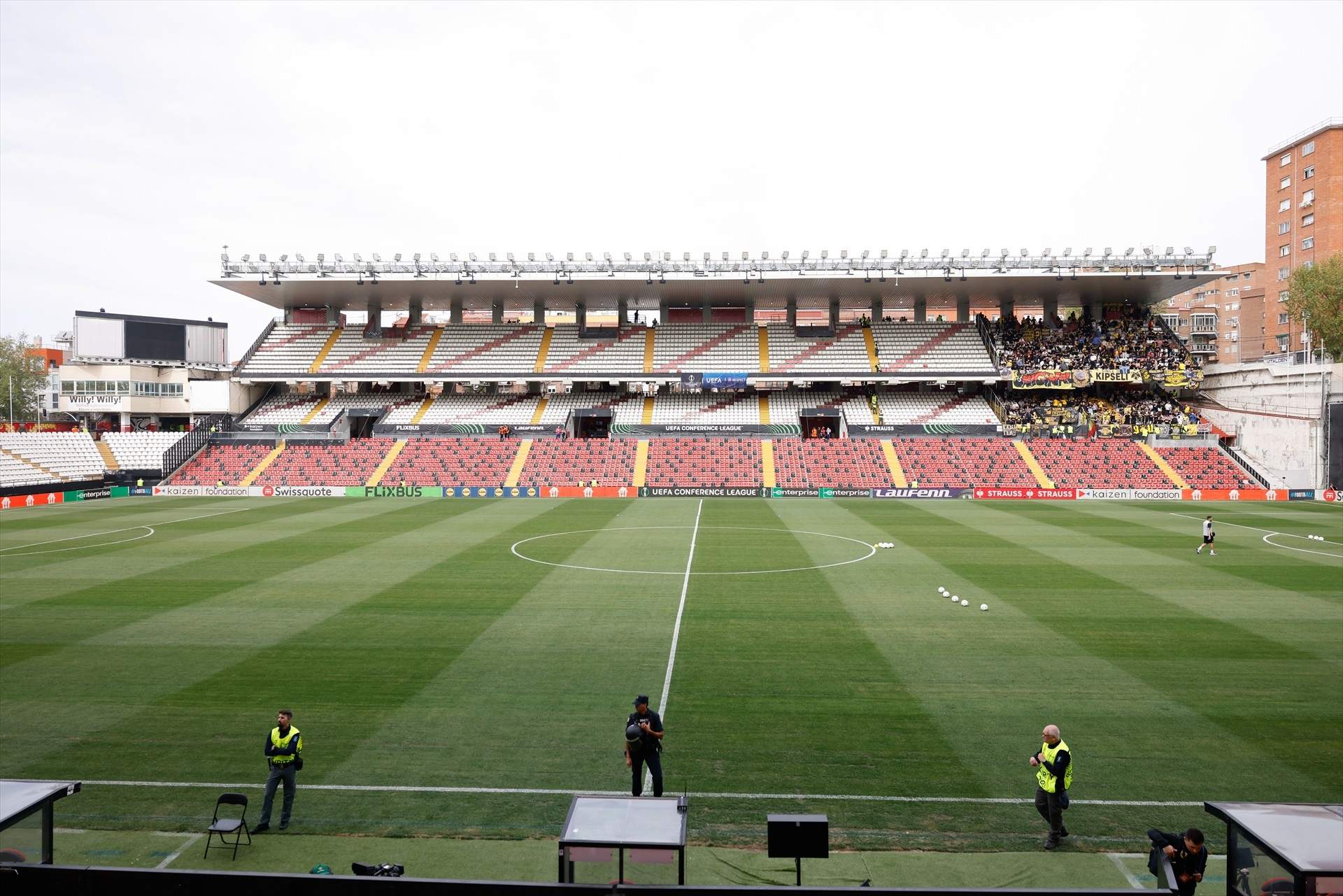 Ayuso suspende la concesión del Estadio de Vallecas y manda al Rayo al exilio