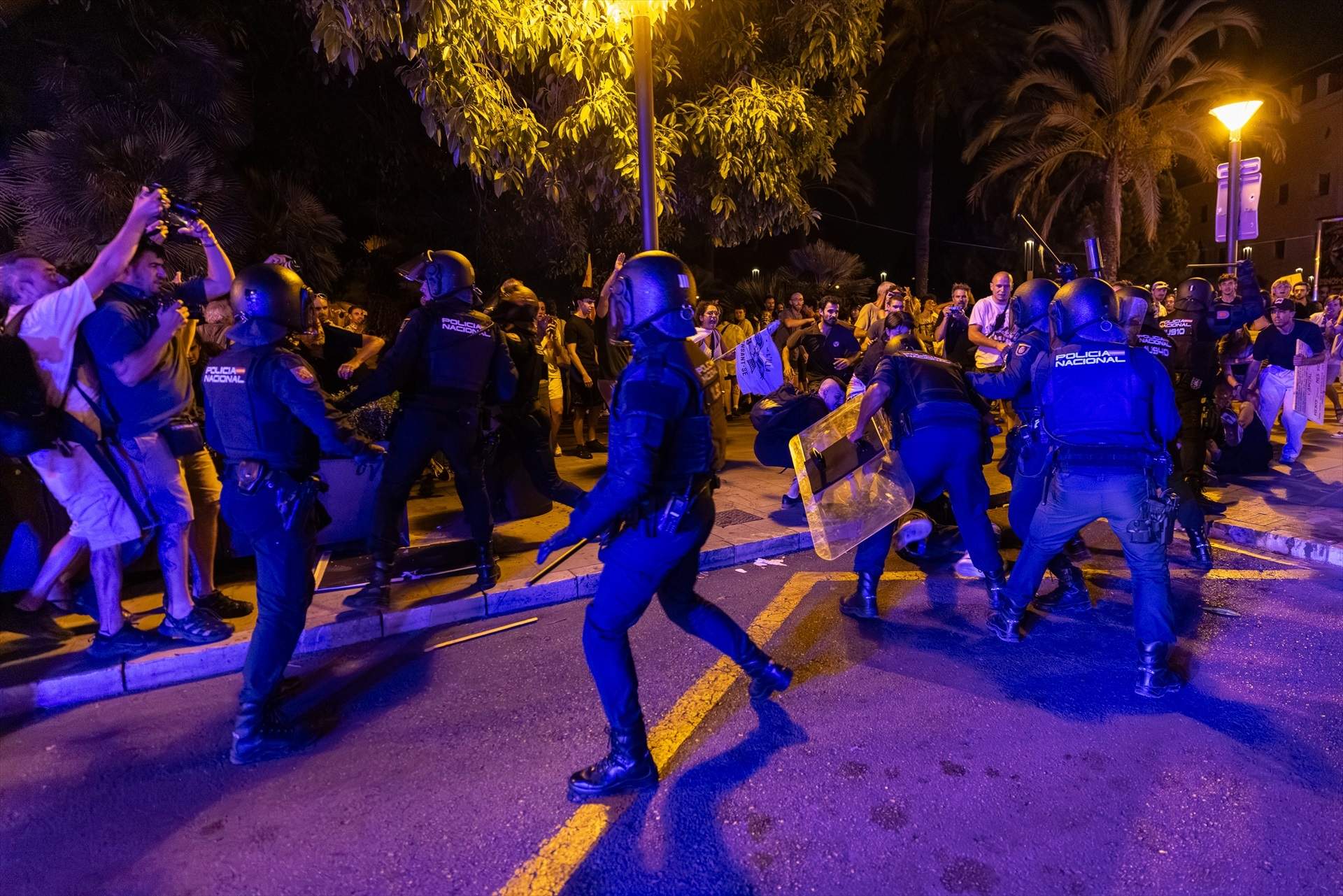 Tormenta en Mallorca: piden dimisiones por las cargas policiales en la manifestación contra la masificación