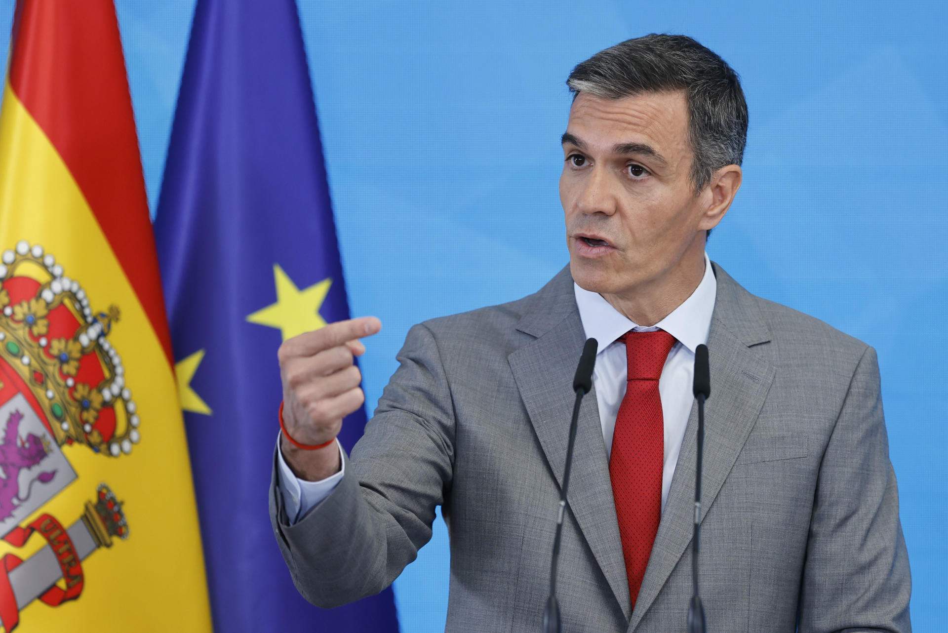 Sánchez tanca el curs aliè a l'agonia parlamentària i judicial i assegura que continuarà