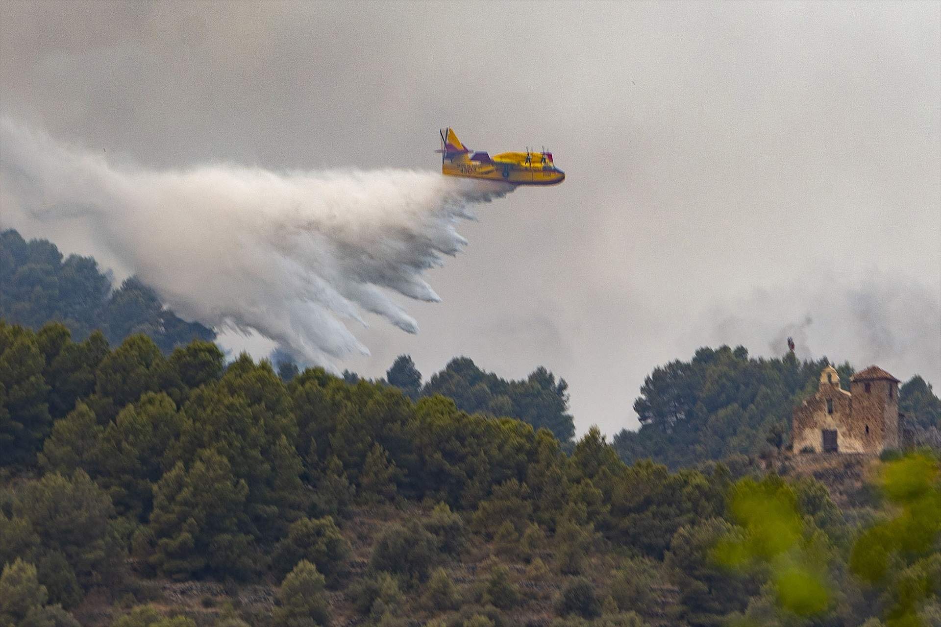 Es complica l'incendi a la Vall d'Uixó a les portes de la calorada mentre es conté el del centre d'Espanya