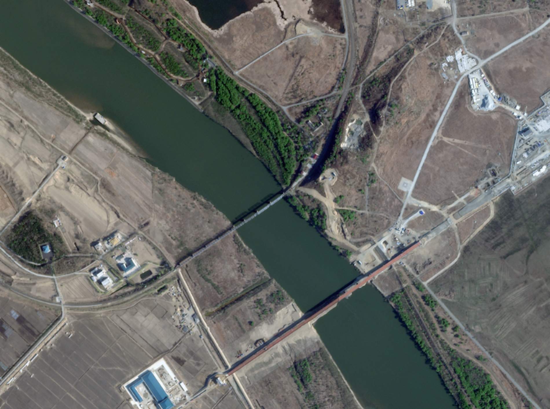 Una imatge satel·lital del 'pont de l'amistat' entre Russia i Corea del Nord (Planet Labs PBC) Una imatge satel·lital del 'pont de l'amistat' entre Russia i Corea del Nord (Planet Labs PBC)
