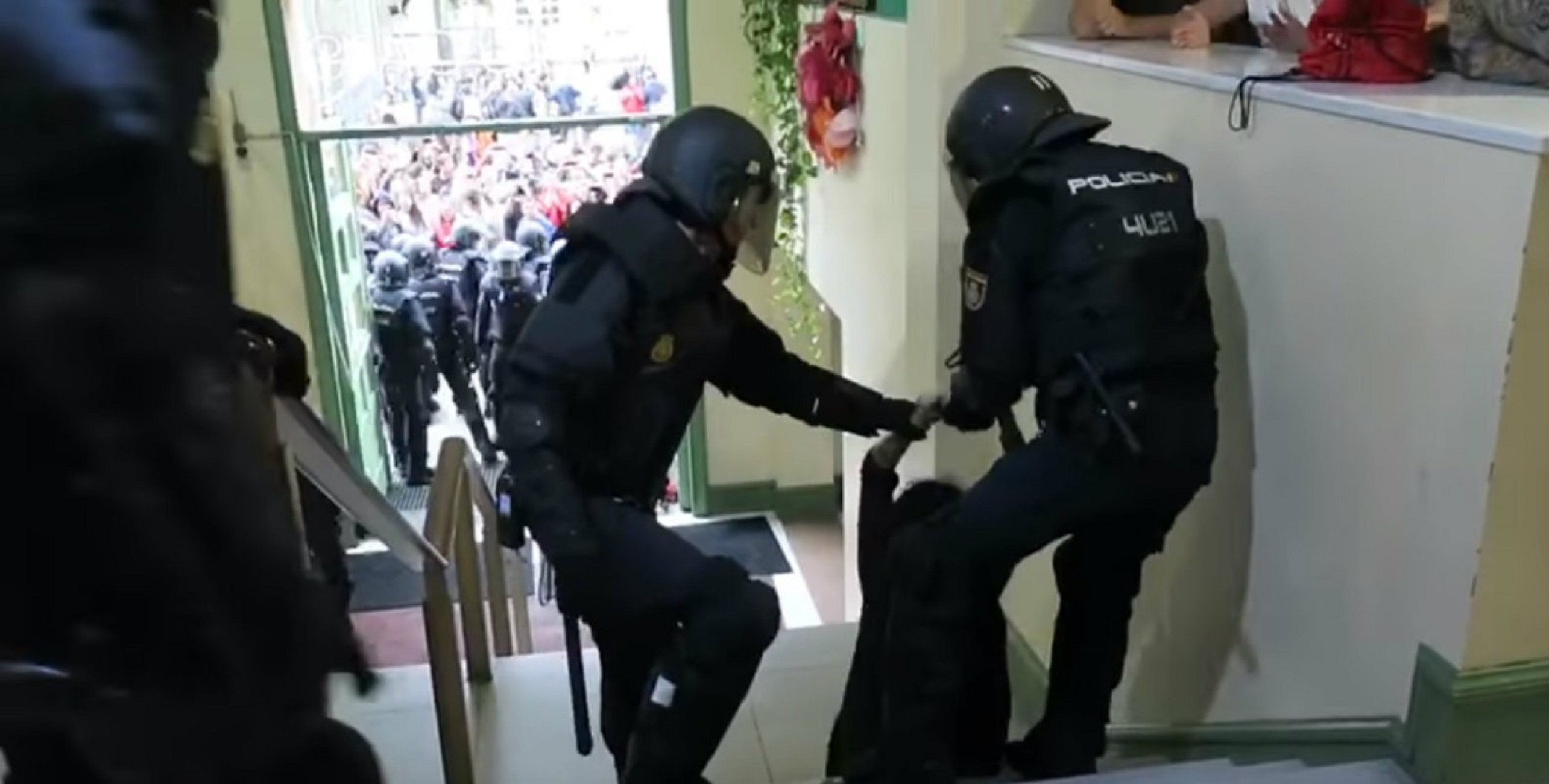 Fiscalía pide imputar a nueve votantes del 1-O por resistirse a la policía en el colegio Pau Claris