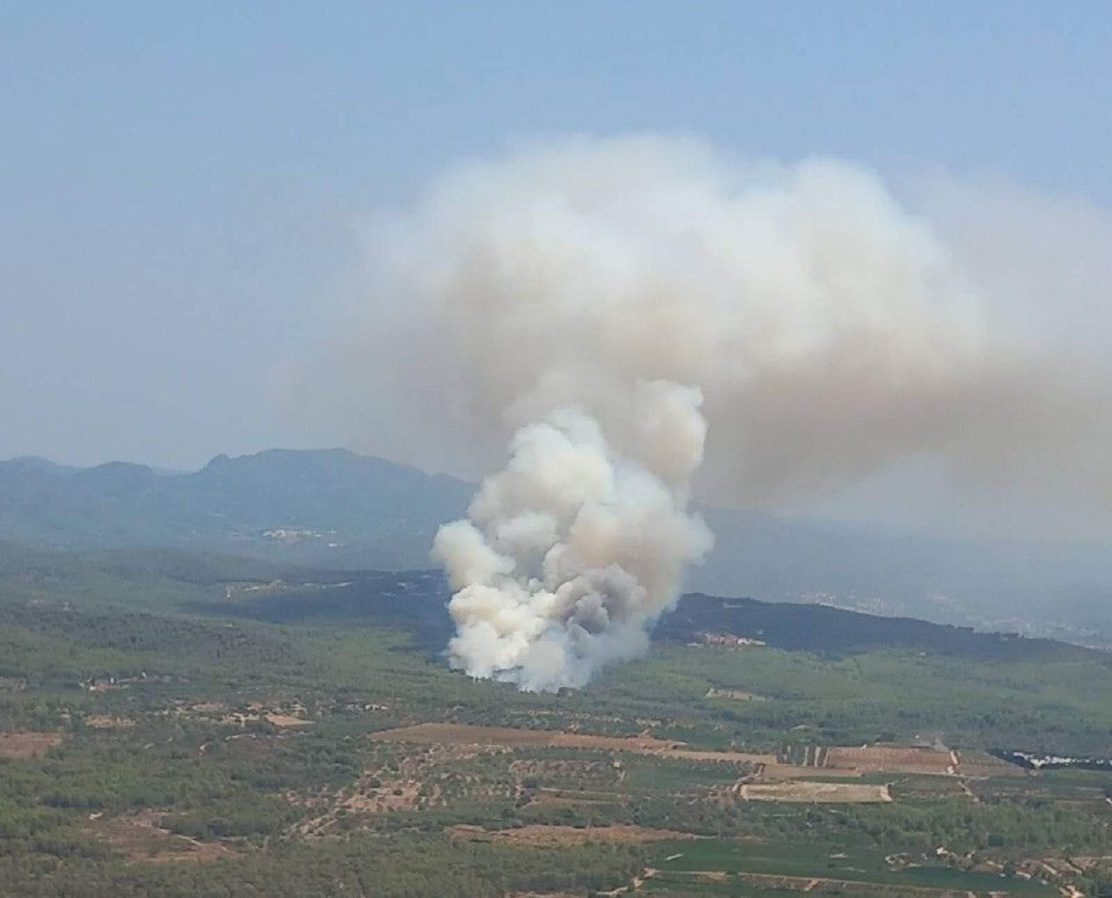 Un incendi forestal a Masllorenç obliga a confinar dos municipis i diverses urbanitzacions