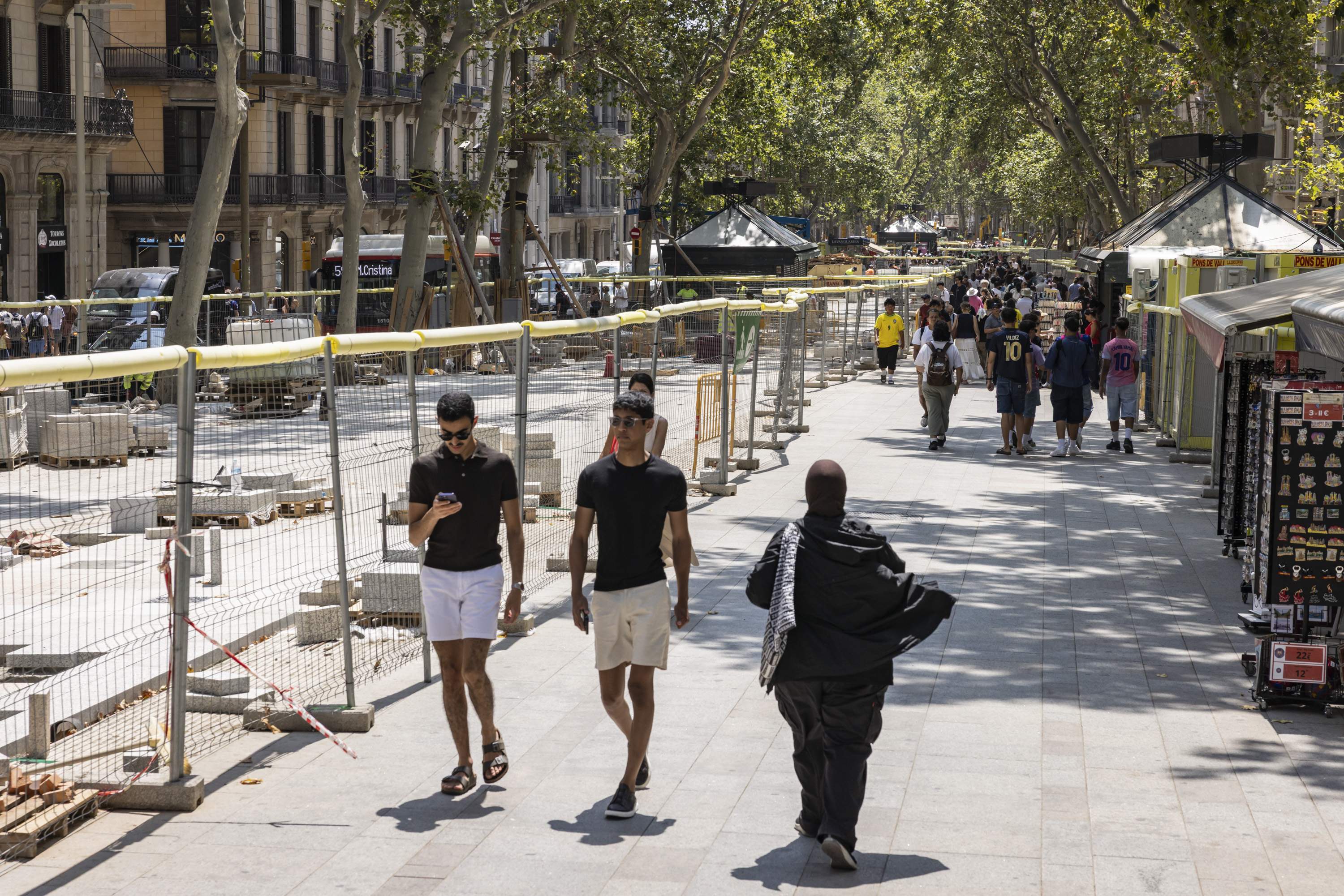 Barcelona posa el focus en la millora de la imatge exterior dels establiments de la Rambla