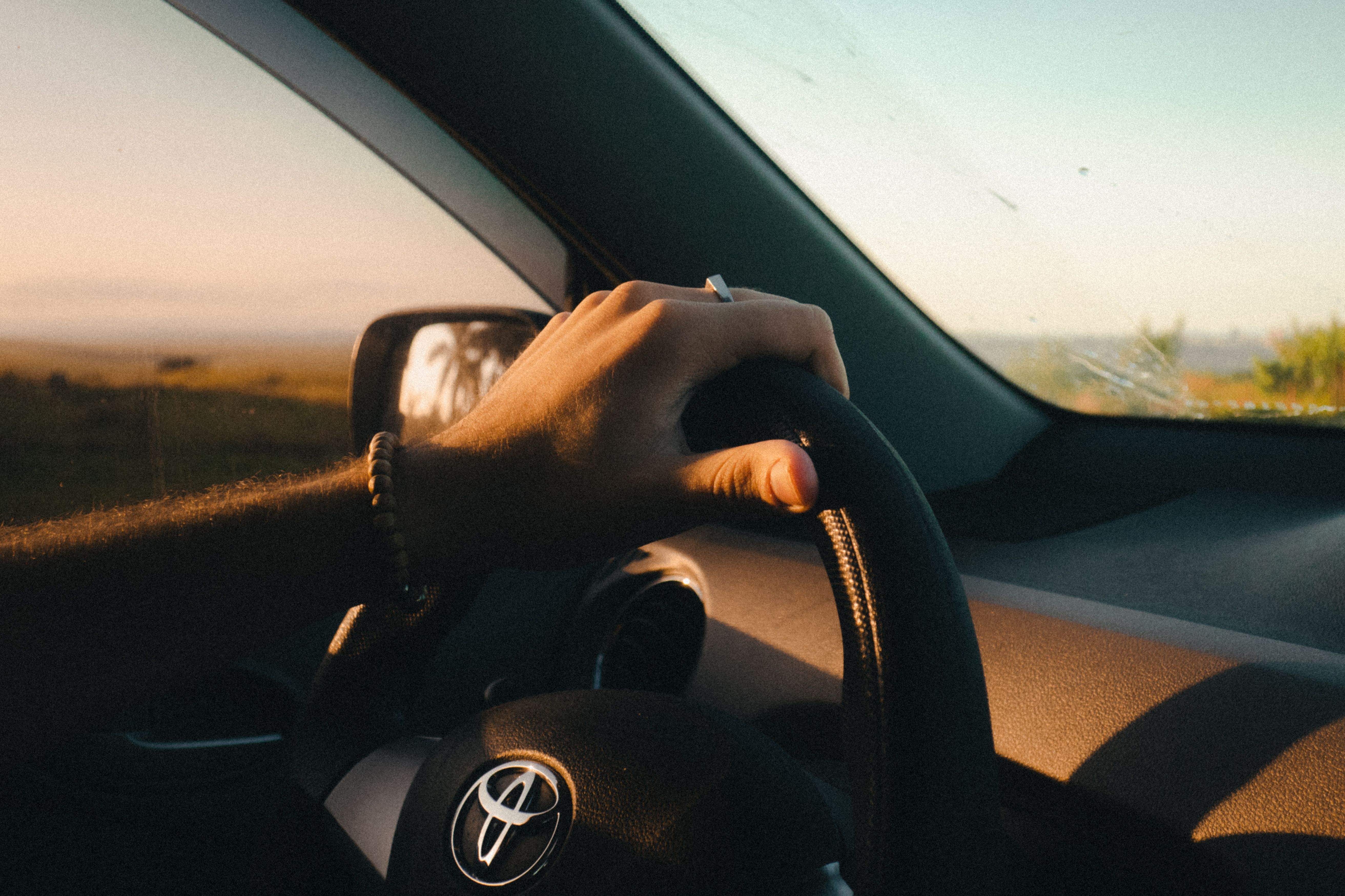 Deja de cubrir el volante del coche con un parasol: esta es la solución para evitar quemarte las manos
