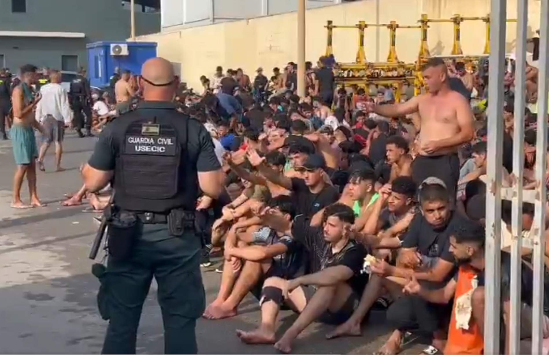 Per què centenars de migrants entren nedant a Ceuta? La ciutat autònoma demana l’emergència nacional
