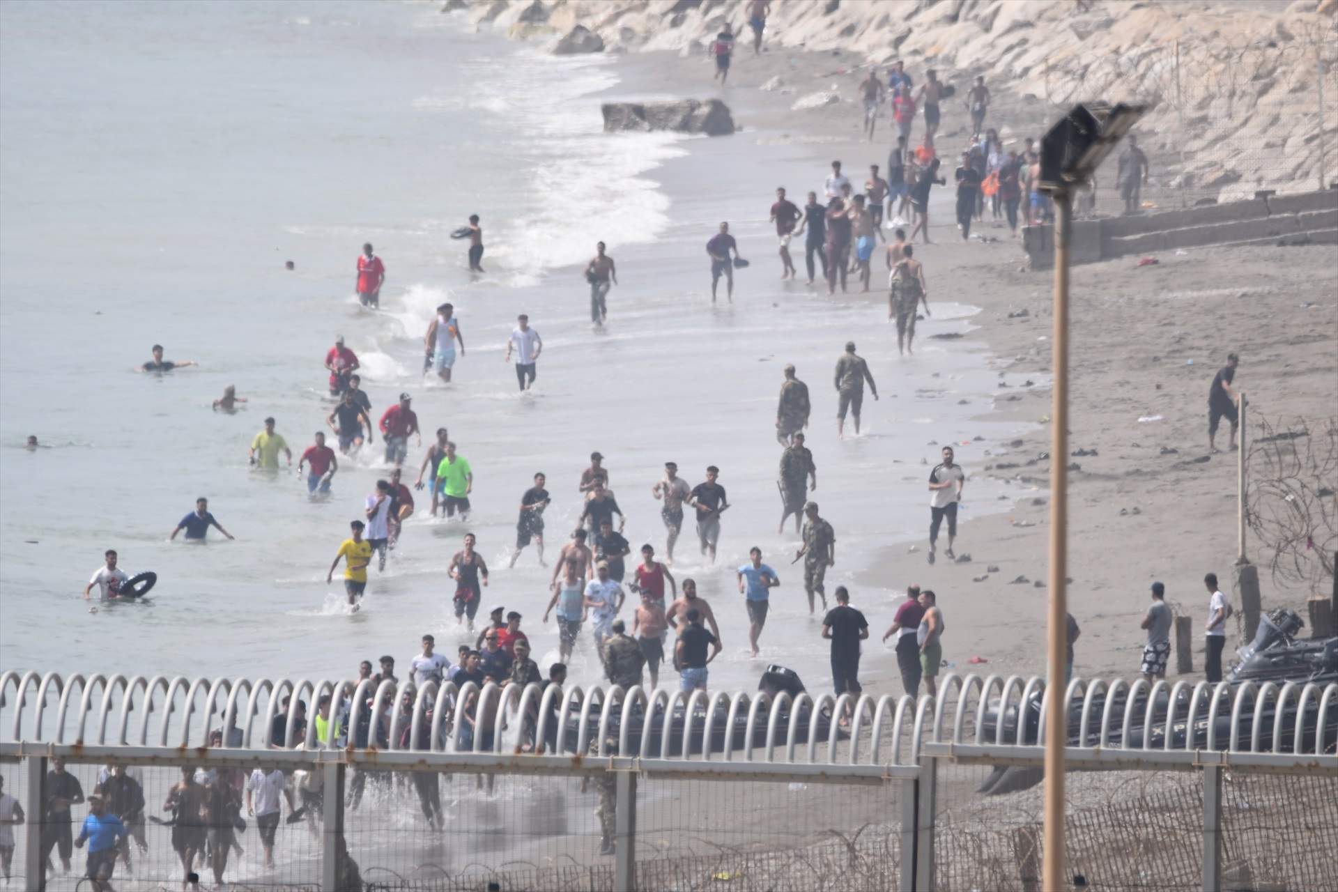 Marlaska nega que es pugui declarar l'emergència nacional a Ceuta per l'allau de migrants