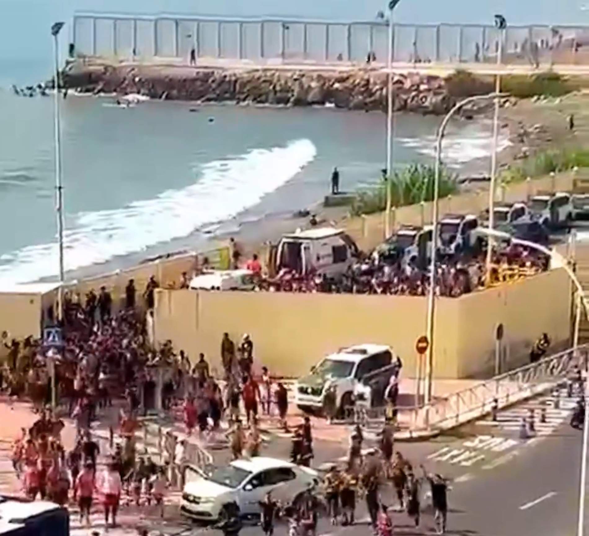 Descontrol a Ceuta: les impactants imatges de com milers de marroquins entren a Espanya vorejant un espigó