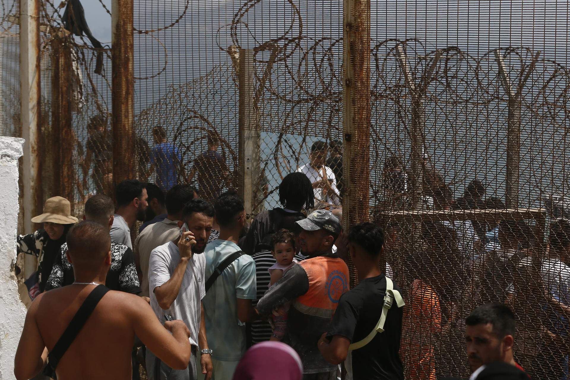 Per què centenars de migrants entren nedant a Ceuta? La ciutat autònoma demana l’emergència nacional