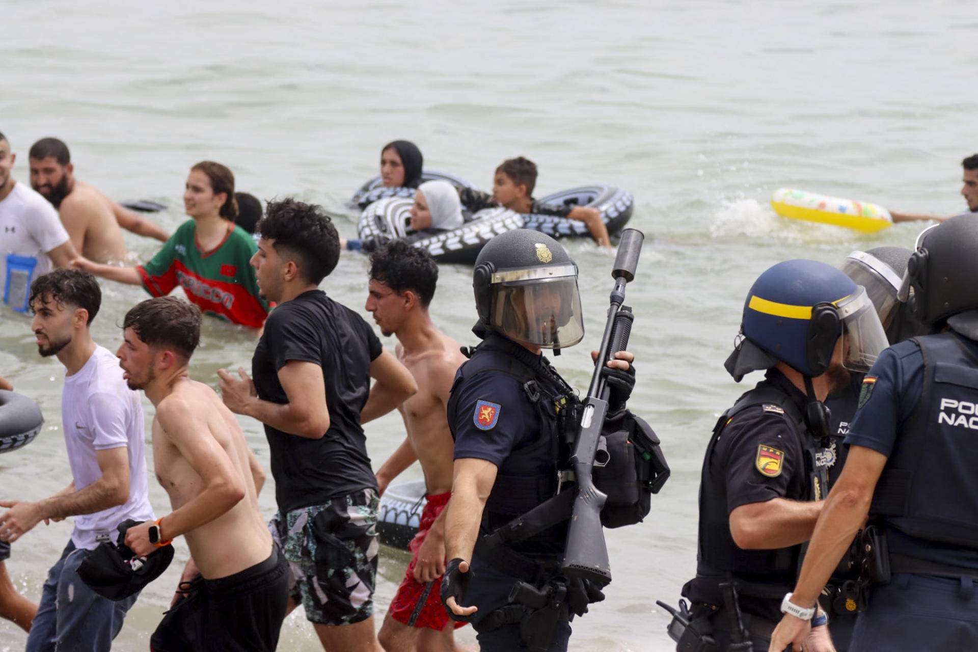 El govern espanyol mobilitza l’Exèrcit de Terra per frenar la crisi migratòria a Ceuta