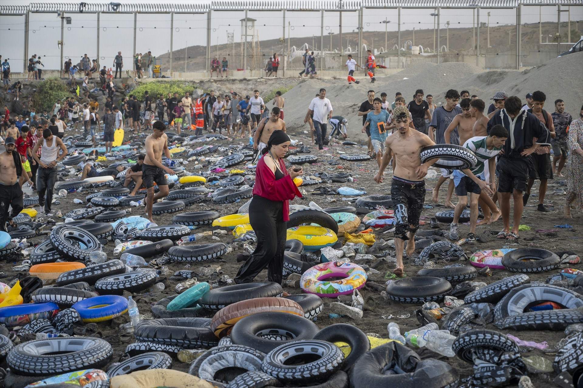 EuropaPress 7696205 flotadores migrantes traspasar frontera ceuta marruecos 31 julio 2026
